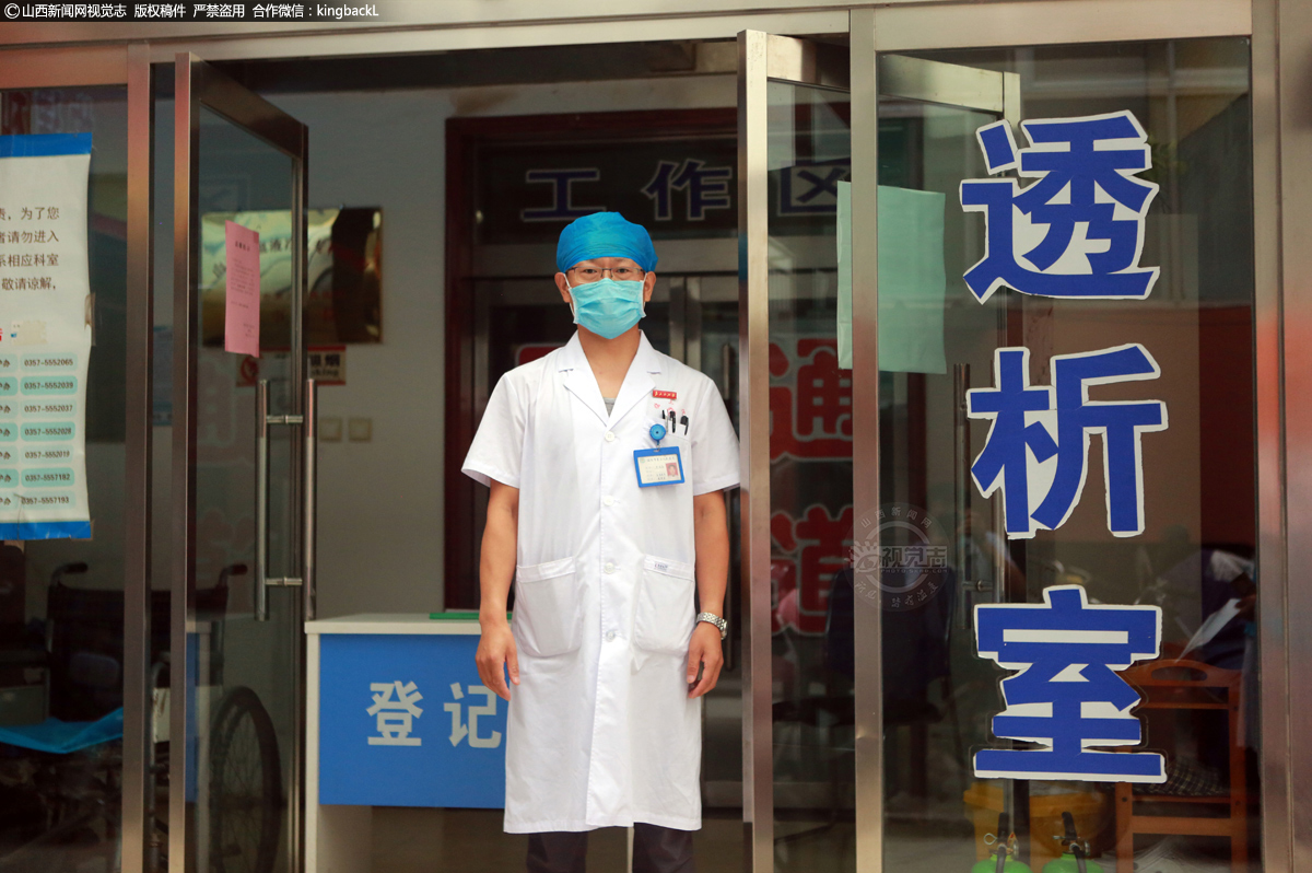      8月19日，是第五个中国医师节。今年的主题是：“‘医’心向党，踔厉奋进”。在医师节到来前夕，本网特约摄影师用镜头记录临汾市第三人民医院透析室医生李立忠的工作，见证一个又一个奇迹与希望。李立忠，2000年7月，毕业于山西中医学院，2006年11月，应聘到临汾市第三人民医院，2008年初，就职于该院透析室，现为副主任医师。（■山西新闻网特约摄影师：王辉耀）