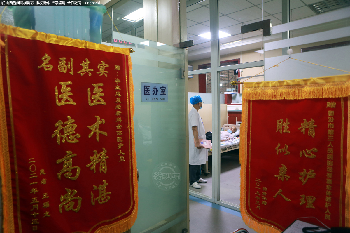      这里的乙肝、丙肝、梅毒等病区，都是实行单人单间，以防传染病交叉感染发生。李医生与一名阳性患者交谈，指导其食物、钾、磷离子的摄入量控制，防止心衰的发生。