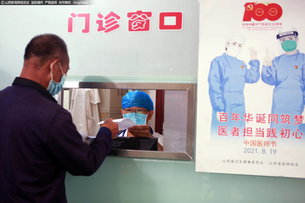      为了方便患者就医，防止各类疾病交叉感染，医院开通方便门诊，全天候为患者提供服务。图为李医生为一名患者开具透析处方。