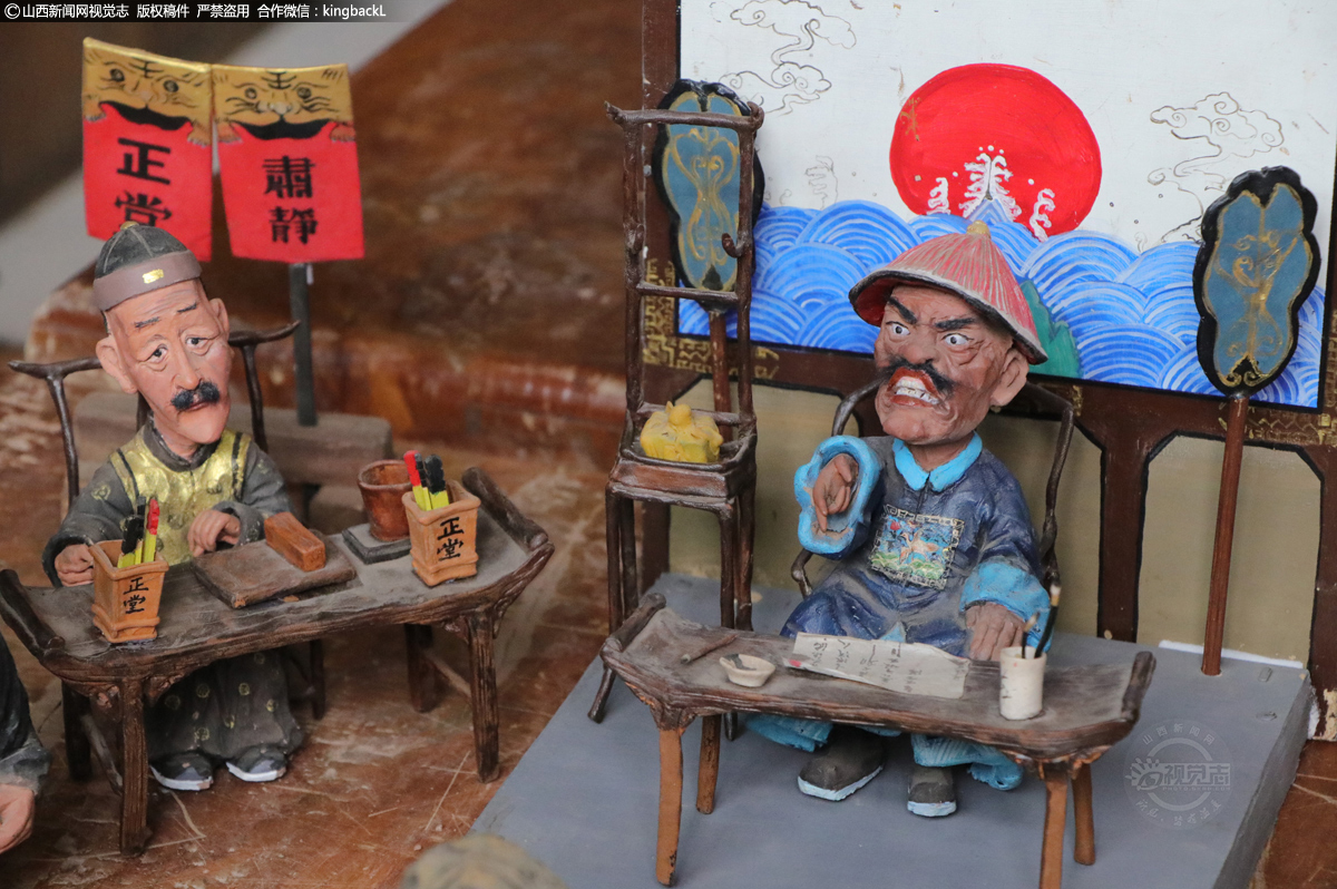      热爱可抵万千，2010年前后，张荣回到平遥老家，开了一间泥塑馆，至今已捏泥塑人像达23000多个。多年发展，他不仅技术日渐成熟，也已然成为平遥乃至山西旅游的活名片。图为张荣的泥塑彩绘作品《平遥衙门》 。