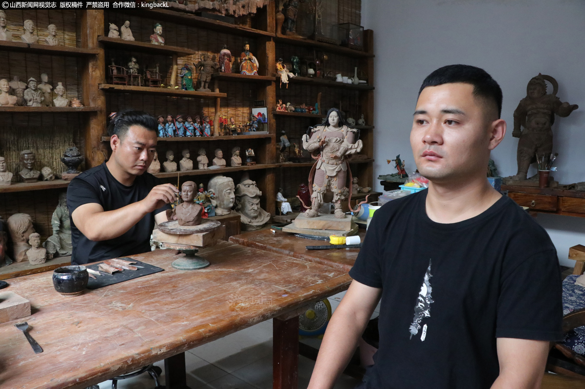      五千年文明看山西，平遥双林寺里的两千多尊不同朝代彩绘泥塑给予了他研创和学习最牢靠的基础。他深知历史文化底蕴深厚的平遥也是传承和保护泥塑技艺的最佳福地。