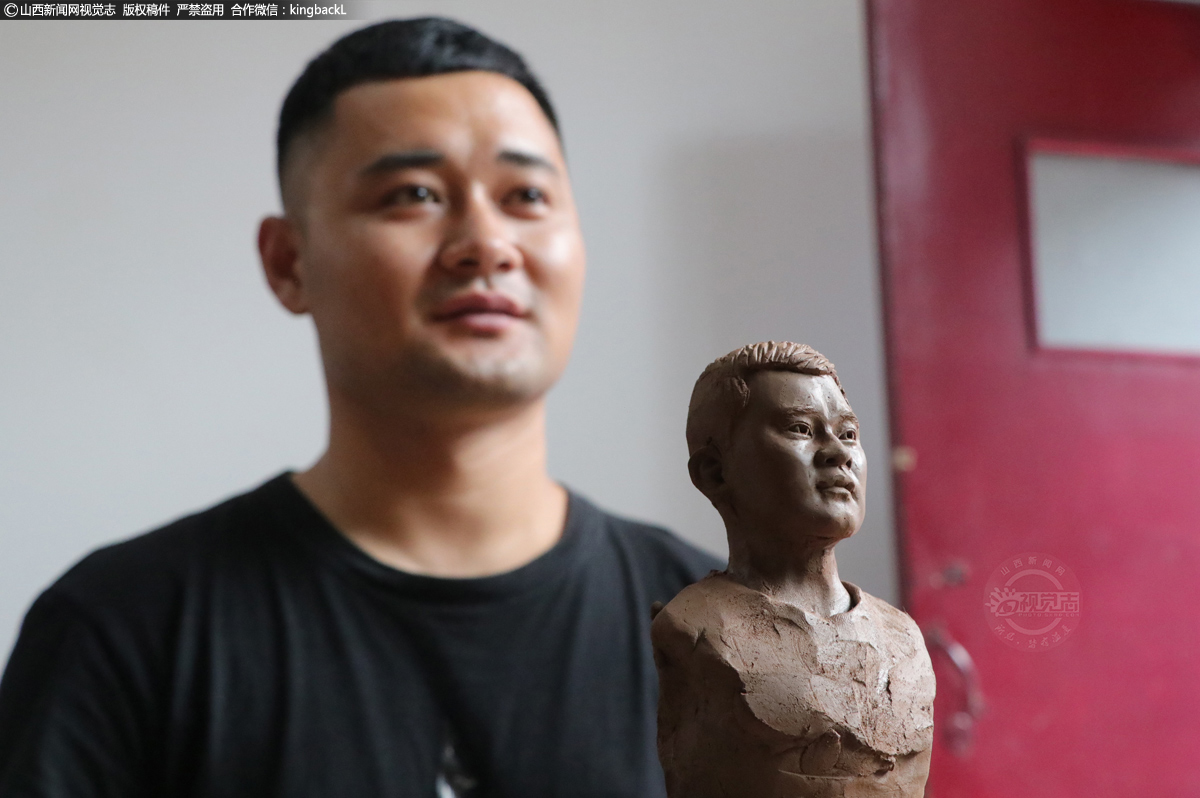      肖像泥塑讲究神似，抓住了人物的神态，作品自然就栩栩如生，饱含生命力。作品初步完成后，张荣都要将其与真实人物进行反复比对，精雕细琢。