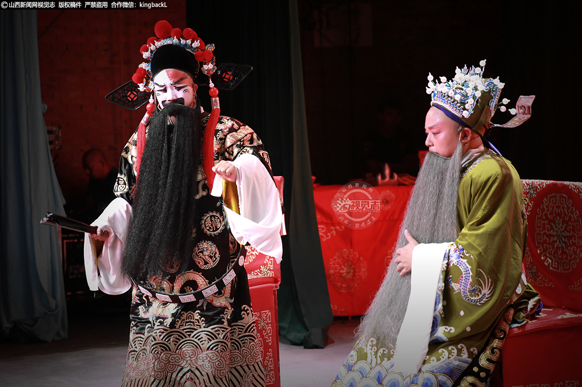      演出中，台上演员们激越婉转的旦角唱段、高亢激昂的花脸唱腔、诙谐幽默的丑角做派……台下村民们欣赏的津津有味，如痴如醉。
