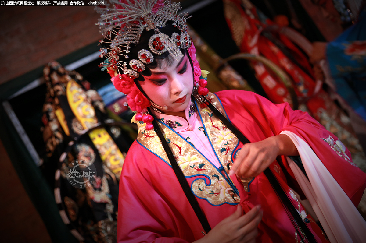      台上的演员清楚地知道，如今肯坐在台下，都是最忠实的听众，所以她们更加珍惜每一次的演出，一眉一眼，一举止一投足都尽量做到更好，为台下的观众，更为了自己的这份热爱。