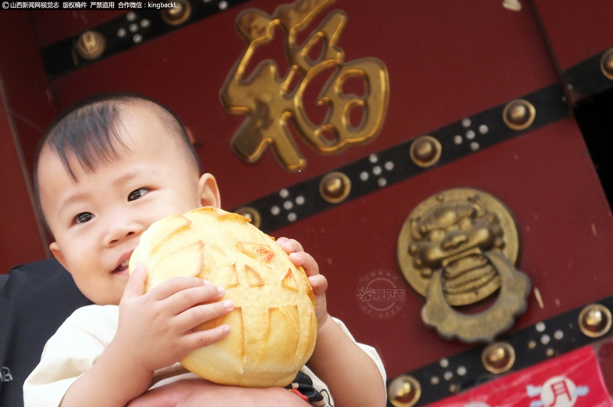      馍，不仅是晋南人古老的食文化，也代表着晋南人心中的美好愿景。每个花馍都仿佛是一个小戏台，演绎着黄土高原人风风雨雨的一生，寄托着他们对幸福的殷切期盼，向世界传达着他们的憧憬、希望、梦想与祝福。