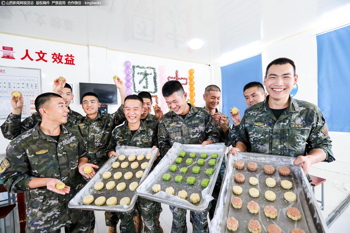      官兵们围聚一桌，与战友共度中秋，体验中国传统文化，也缓解了思乡之情。
