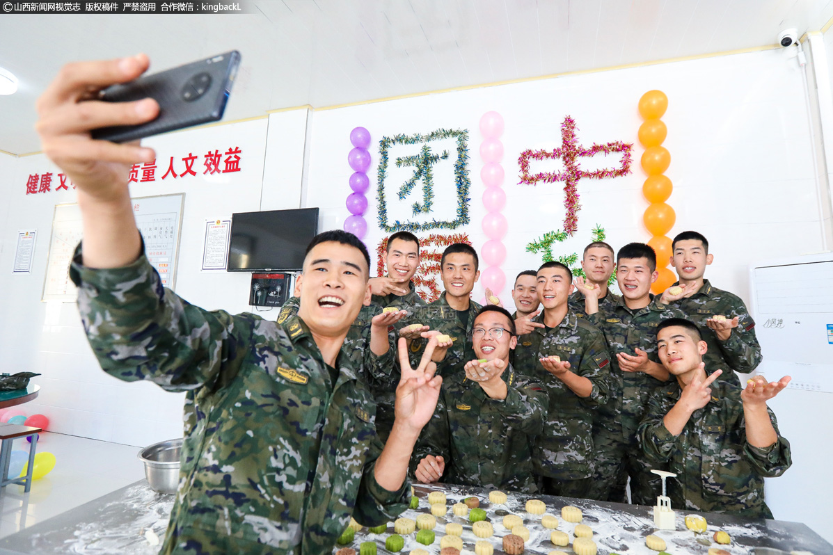      他们在家中是兄长，是儿子，可在军营，他们既是铁骨铮铮的汉子，也是守一方安宁的护卫者。他们把柔情给了家人和战友，把热血洒在了军营和战场。