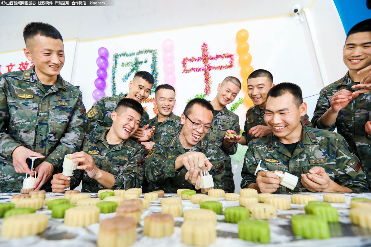      花好月圆中秋至，近日，武警吕梁支队的营区，空气中都弥漫着香甜，官兵们亲手做月饼，不仅让部队中充满了朗朗的笑声，还弥补了大家未能和亲人团圆的小遗憾。（■本期摄影：曹正玉 郭世奇 赵国江 ）


