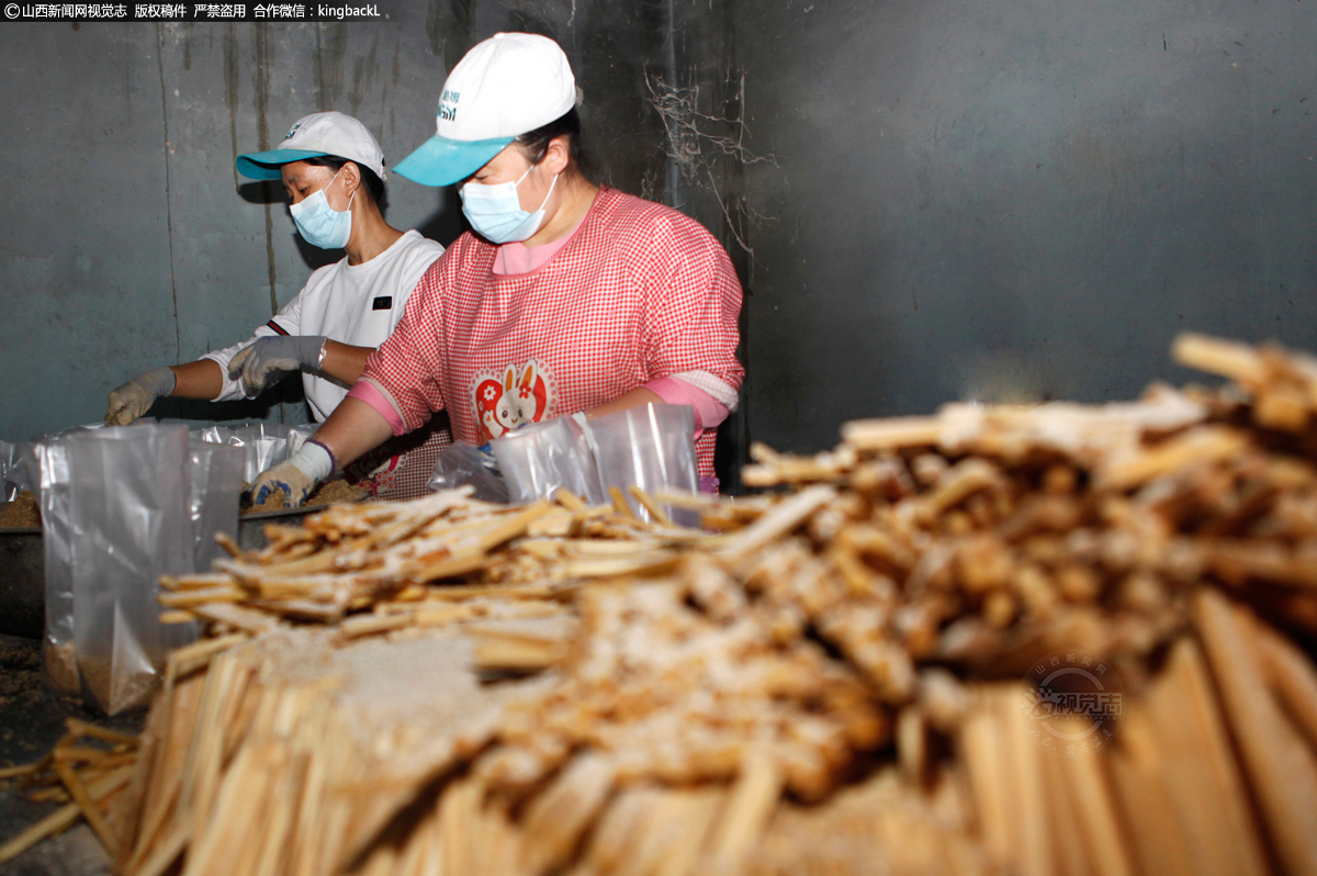      生产杏鲍菇是变废为宝，它的栽培原料为甘蔗渣、木屑、玉米芯等农业生产废料，可以为农民增加农产品附加值。