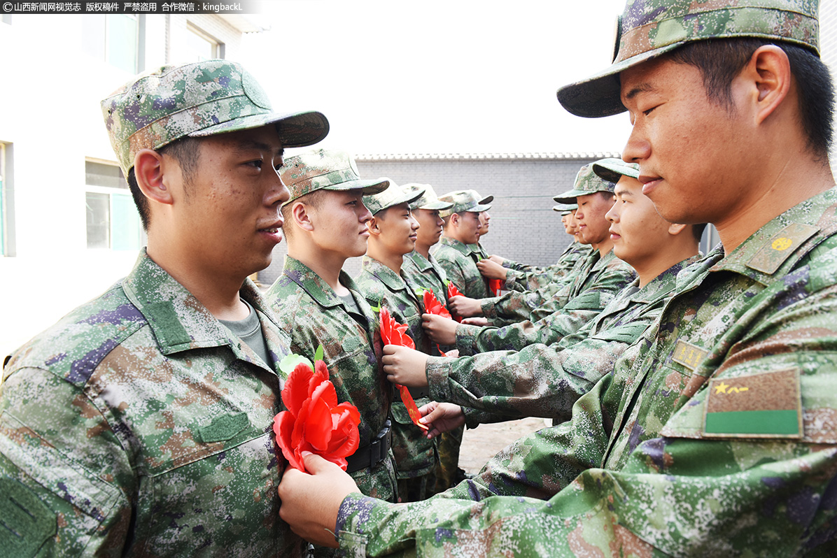      9月19日，新兵贾世江，从祁县东站登上去往东部战区某部的列车，踏上自己的从军之旅，这是祁县征兵历史上第一个参军入伍的硕士毕业生。（■山西新闻网特约摄影师：蒋杰）