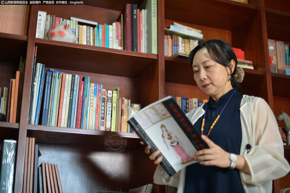      山西的古建筑、壁画、彩塑等是谢宝明的创作灵感来源。“在尊重历史的前提下，绘制一幅汉风传统彩绘艺术作品，需要查阅大量资料。”谢宝明说，这也是画画的乐趣之一。