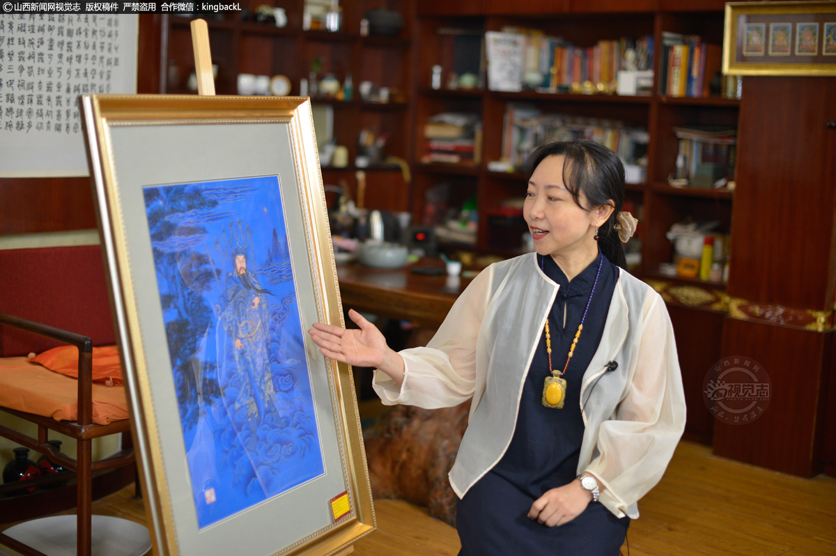      谢宝明认为，汉风传统彩绘，是以汉族传统绘画形式为基础，兼容唐卡绘制技艺，在造像、开脸、构图、设色等方面，以汉族特有的优雅、内敛、高洁的精神追求和审美情趣，表现汉族题材或具有汉族审美特点的彩绘艺术。
