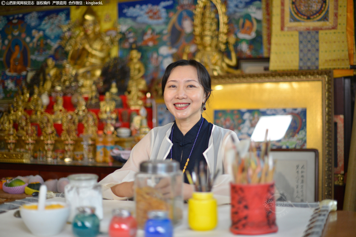      谢宝明出生在艺术世家，自幼随父习画。中央工艺美院毕业后从事工笔画绘制，作品形神兼备，颇受好评。2003年开始学习唐卡技艺。多年来刻苦好学，得到了许多大师的无私教授。之后坚持多年在异地求学、实践，技艺得到很大提升，所绘作品日益精美传神，逐渐被国内媒体称为“中国第一位唐卡女画家”。（■本期摄影：闻进  李雪馨）