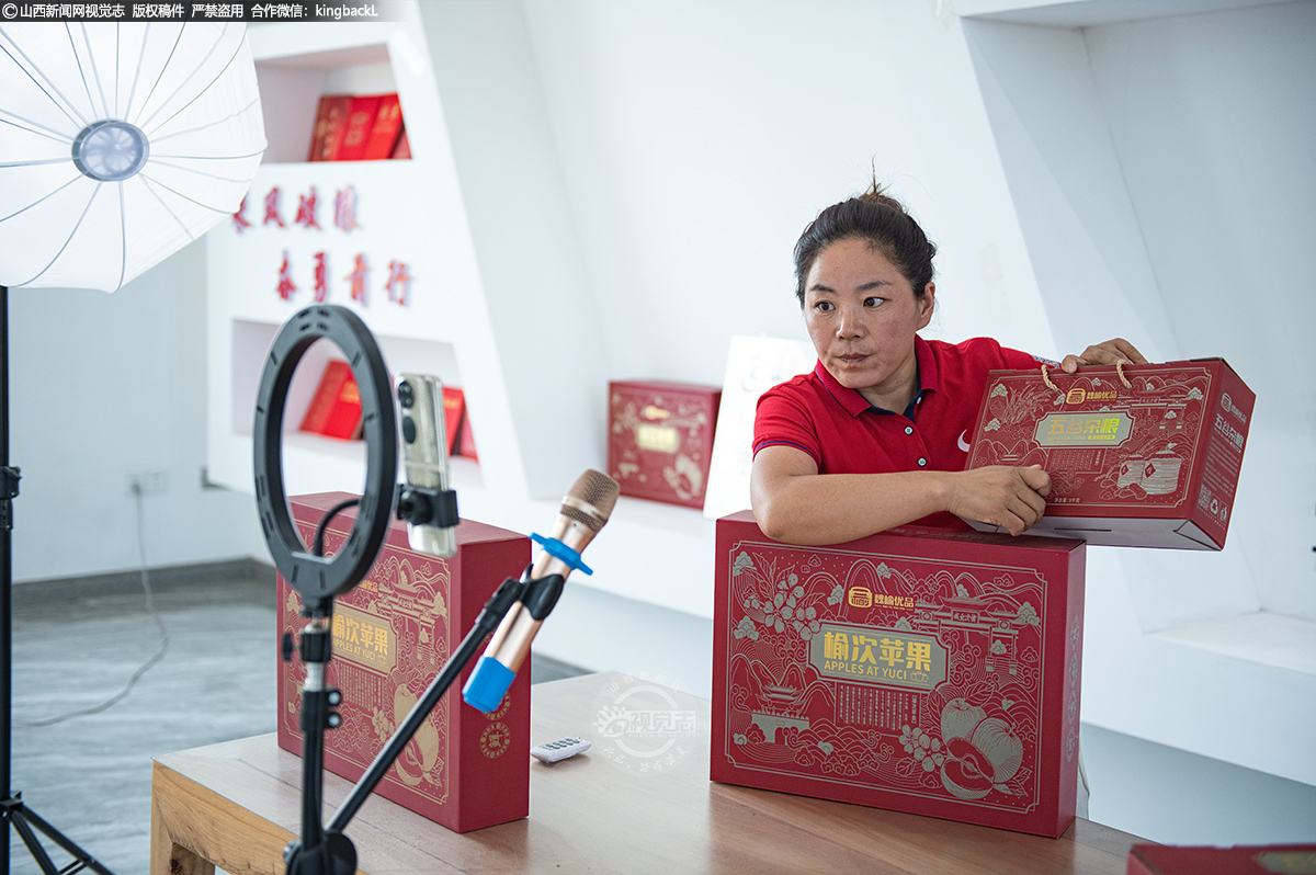      这个新农人眼光毒、肯拼搏，努力做大农村电商，服务着抖音、快手、三只松鼠、良品铺子、京东、拼多多等电商平台，日均电商发货量在榆次区农业企业中名列前茅。她总是变着法子直播，想让老百姓赚得更多一些。