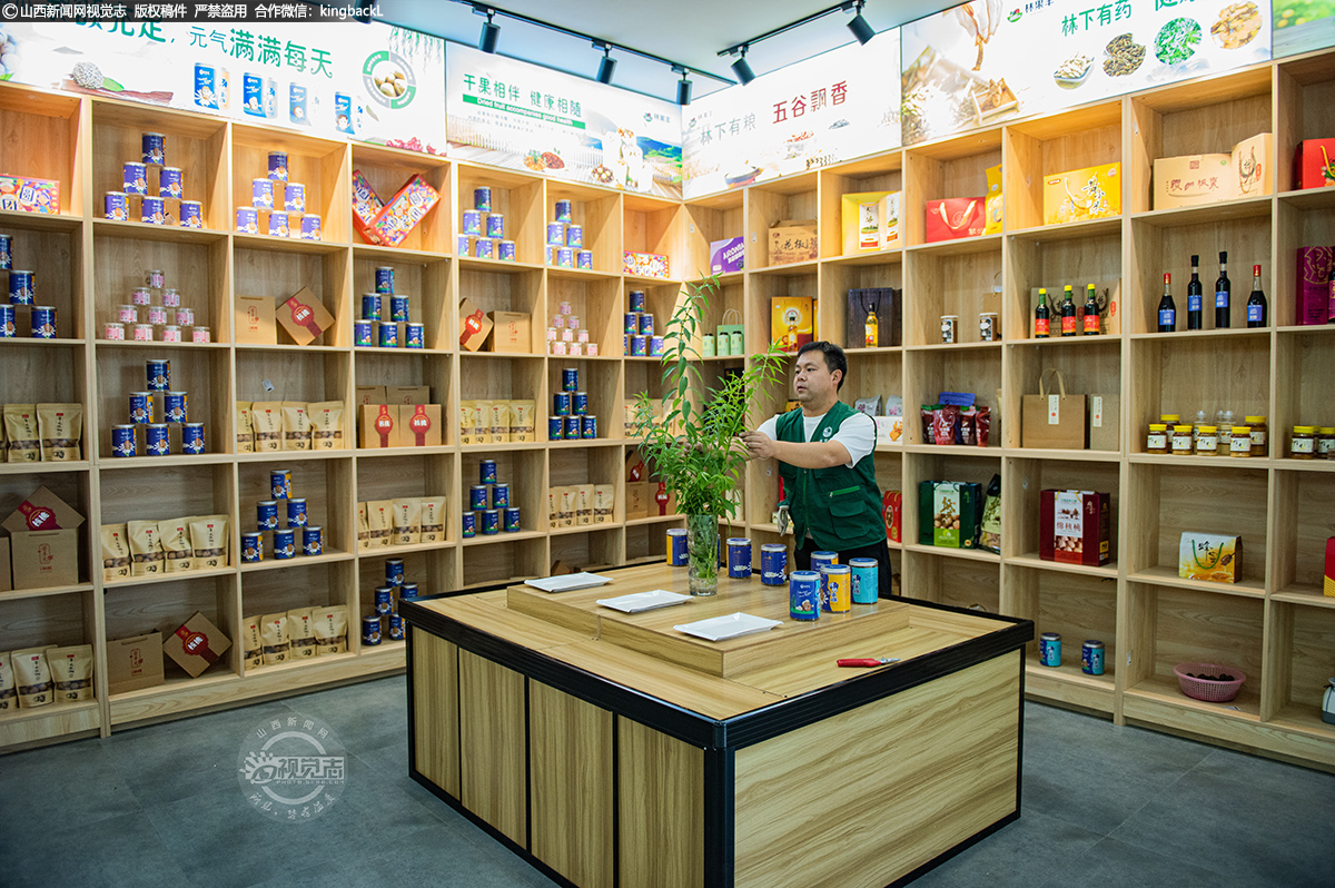      植物枯萎后，程子昂总会漫步园区，采摘新鲜的植物去装点展厅。在他看来，细节和品味决定着农业产业发展的前途。