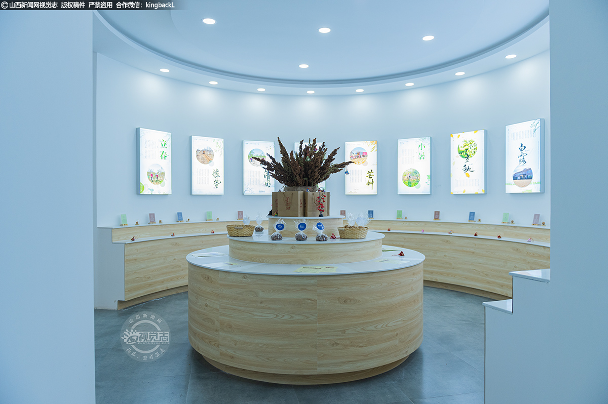      新农人个个点子多，他们集中力量办大事，实现了抱团发展。目前，程子昂的晋中林沃丰联合社已发展成为联合146家合作社、共同经营10.06万亩土地、服务6000余户农户的社会化服务组织，在不断向农林业服务产业领域延伸。程子昂还在核桃种植园里建起了农产品展厅，里面的装饰绿植都是由他亲手采摘和插枝。