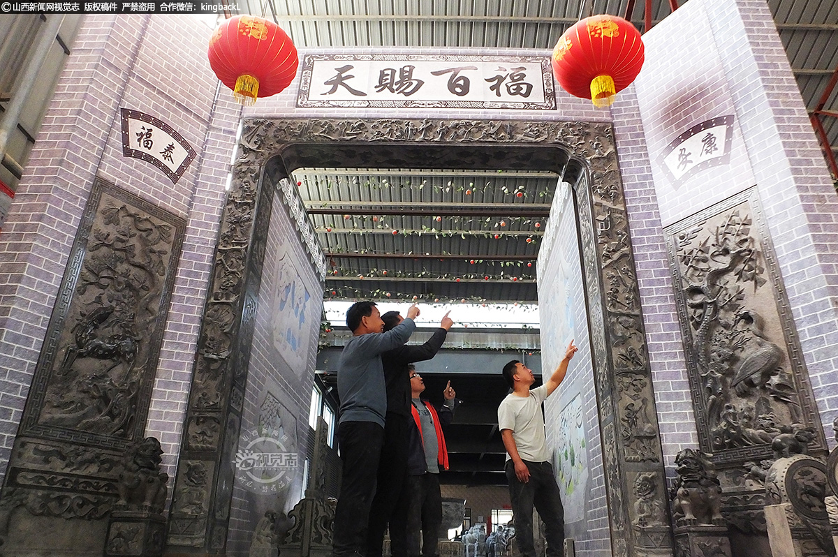      新绛石雕产品千姿百态，各具特色，既有传统的仿古建筑饰品，又有现代人物雕像；既有园林雕塑佳作，又有家庭装饰效果；既有飞禽走兽图案，又有游鱼花卉摆件；有长上百尺的宏幅巨制，又有短不盈寸的小巧精品，具有极高的历史文化价值、鉴赏价值、收藏价值和实用价值。