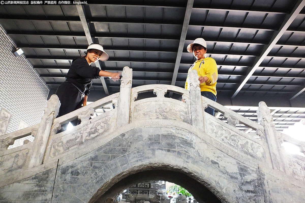      近年来，在当地政府和宣传、文化旅游等相关部门扶持下，这座有着近千年传统石雕技艺的古老石头村靠山依石，石雕产业迅猛发展。