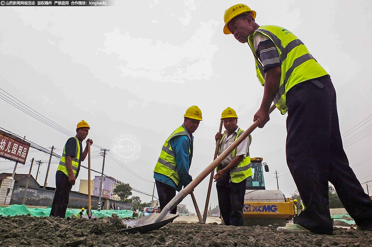      面对这一棘手问题，县住建局及监理单位严格把控质量，紧急调集30余台大型排水设备，组织80余人迅速将积水全部抽排干净，并采取挖除软基、换填碎石等一系列措施，确保道路平面密实。