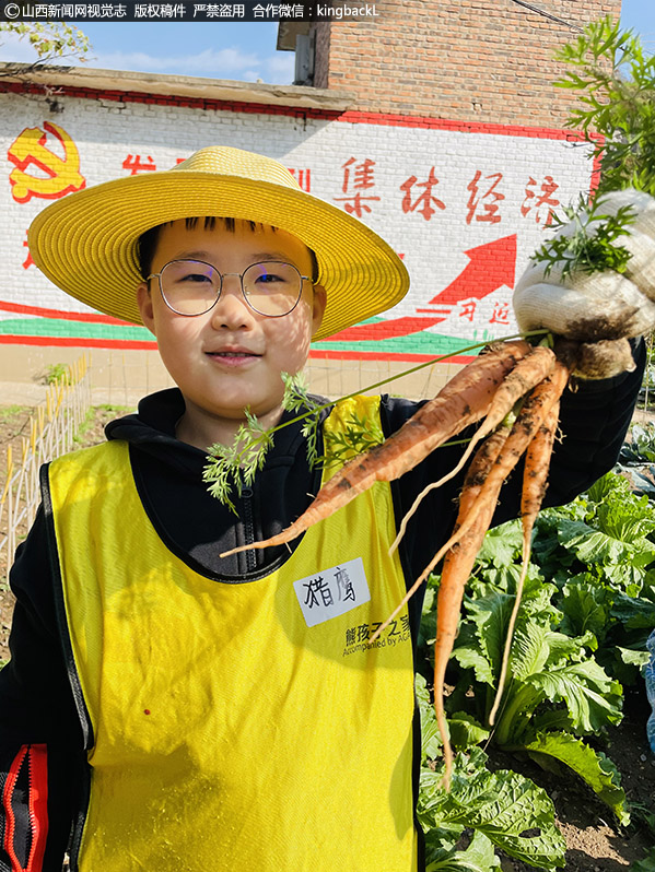      简单的开营仪式后，孩子们拿到了劳动任务表，通过有趣的团建游戏，让孩子迅速融入紧张的劳作氛围。