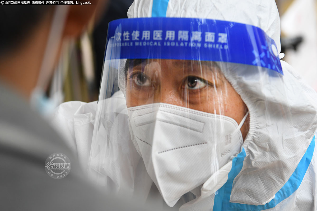      近期，临县疫情发生后，县委、县政府高度重视，立即启动应急响应机制，21个工作专班全部激活。全县各乡镇以村为单位设置核酸采样点，城区以小区为单位设置采样点，全县共设立核酸采样点668个，配备采样人员1550人、实验室检测人员82人，开展全员核酸检测，确保风险人员全面排查到位。（■山西新闻网特约摄影师：薛建平）