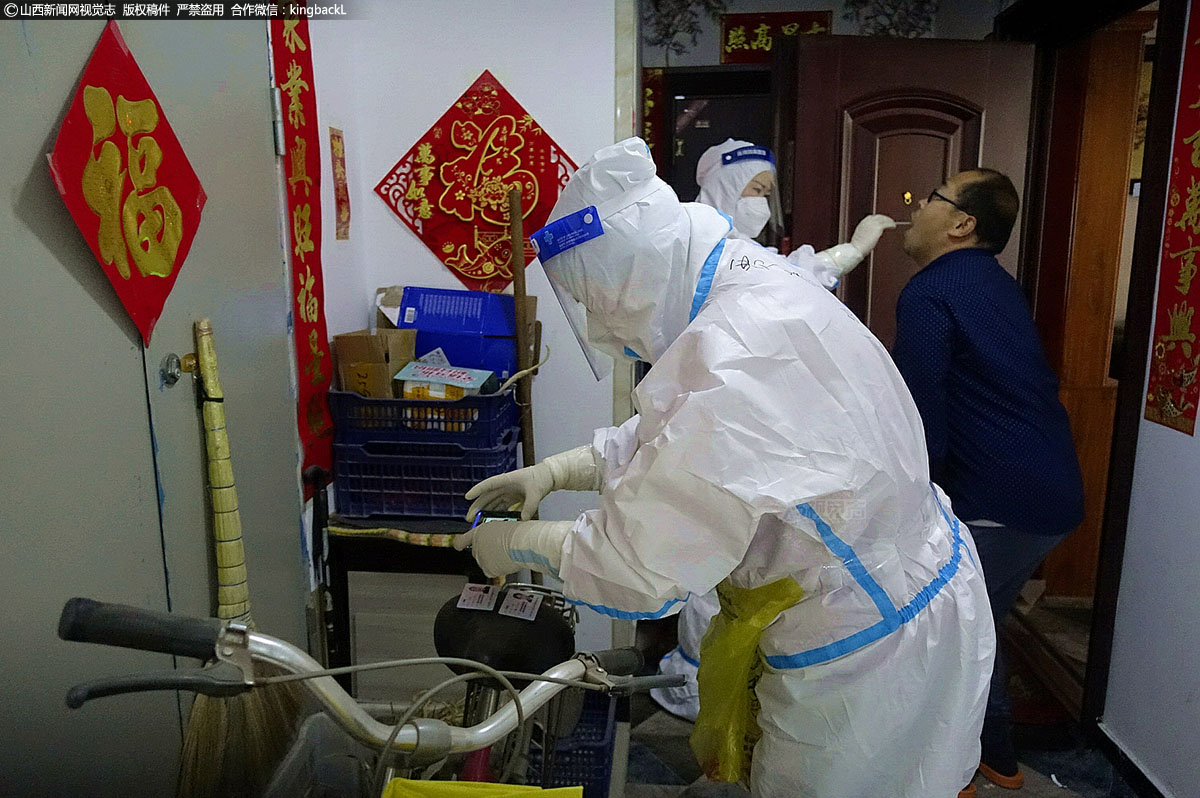      小区楼房有十八层高，每天上门核检的医护和志愿者都穿着密不透风的防护服，从最高一层开始挨门挨户做检测并逐级走到楼下。