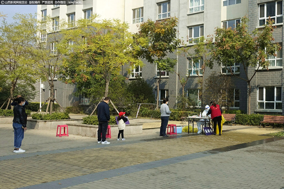      除此之外，小区另外三栋楼的居民有序排队下楼进行核酸检测。