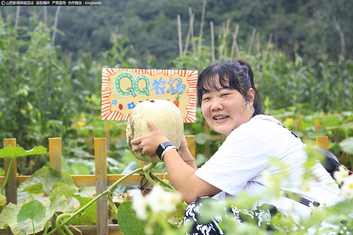      据了解，自2022年4月，岔口乡红岭村的“开心农场”一开园，首批68块“一分田”随即被抢订一空，大批城市中的市民一个个饶有兴致地撸起袖子下了地，真真切切地体验起“粒粒皆辛苦”的快乐。