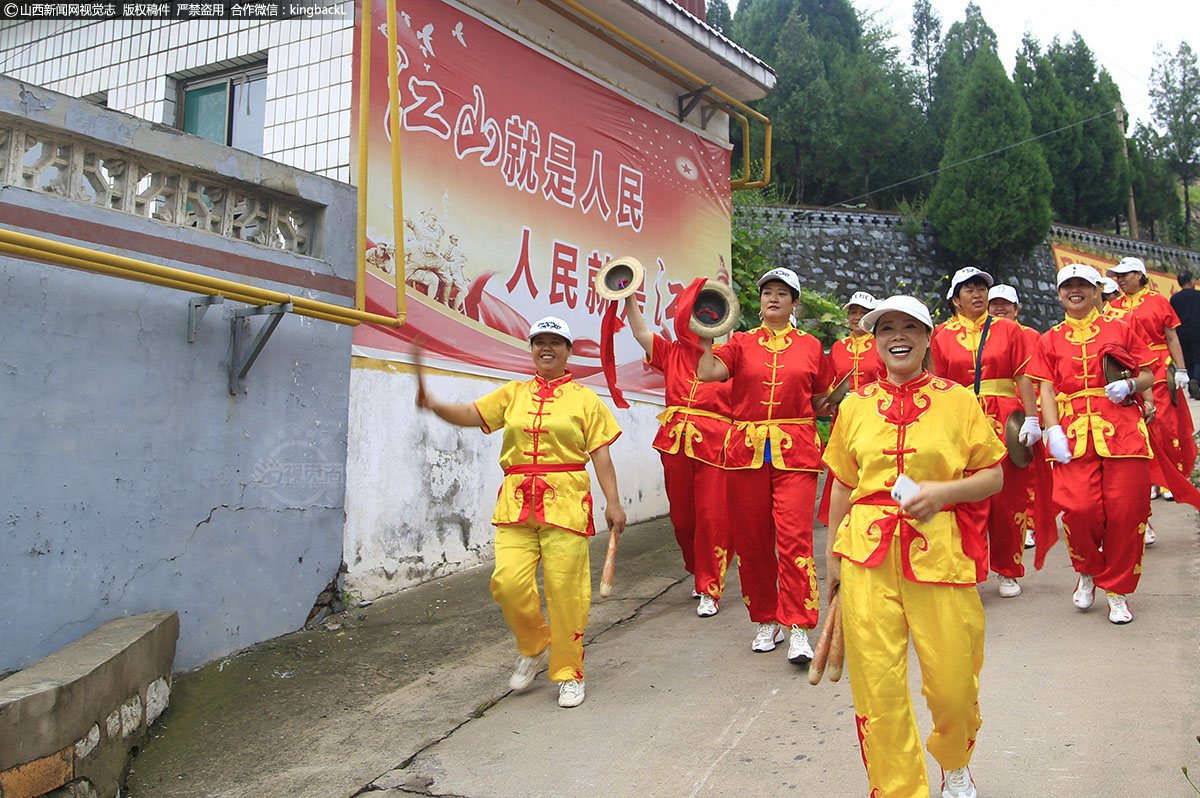      红岭村通过“分块化土地领养”这个项目，壮大了集体经济，从原来土地每亩几百元的收入，达到了现在3000元以上；通过村民来管理分块化领养的土地，让在村年龄偏大的村民也增加了收入；土地分块化领养给市民在节假日提供了来乡村体验田园生活的地方，也让市民能真正体验到自己亲手种植的蔬菜，自己采摘、自己收获的乐趣。下一步要根据市民的需求，红岭村还将把土地领养继续扩大，和乡村旅游衔接起来以农促旅、以旅带农。
