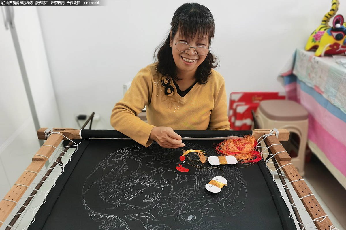      除此之外，梁兰花还是阳泉矿区第一批走进校园进行传统文化传播的实践者，作为阳泉矿区小学社团活动“布艺制作”的辅导教师，她走进幼儿园、小学、以及社区，教授大家学习制作布老虎时，经常说：“要学习手艺，一定要亲自动手，这是任何机械所不能承载和替代的，不能否认机械生产带给我们的便利，但文化的传承要慢下心来，才能赋予灵魂与温度。”