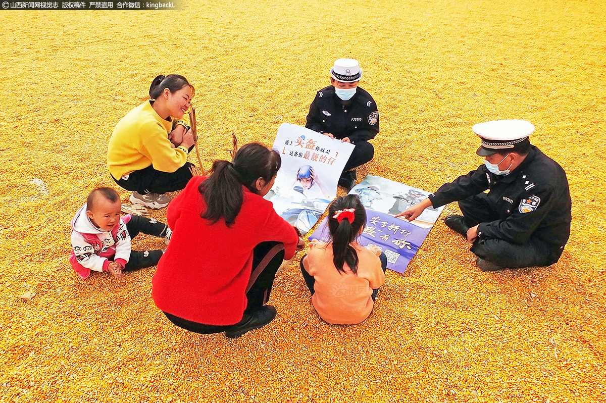      随着农历二十四节气“立冬”临近，农村秋种、秋播结束，菊花、辣椒、山药、苹果、柿子、大葱、中药材等秋冬经济作物进入收获农忙季节，山西省运城市新绛县公安局交警大队针对秋冬农忙季节易发交通事故特点，在做好疫情防控同时，组织交通安全宣传小分队深入乡村开展交通安全宣传，超前防范群体性重特大道路交通事故发生。（■本期摄影：高新生）