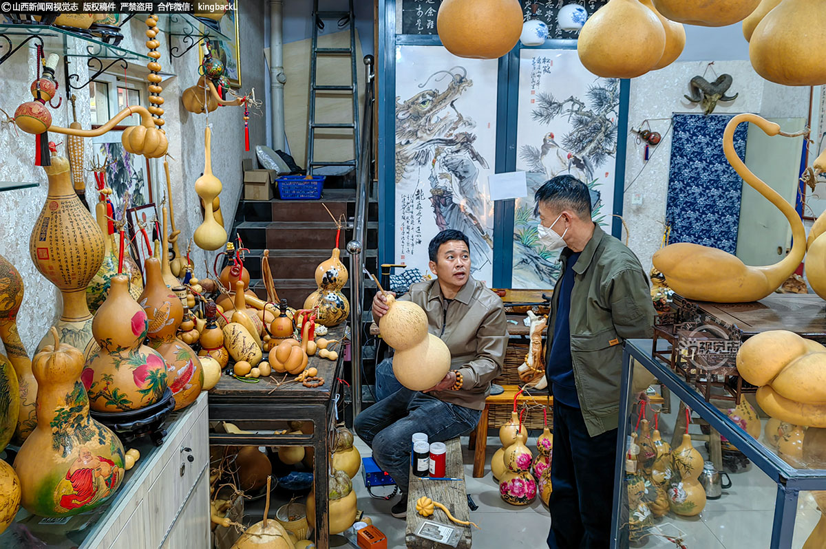      李鸿飞正在与选择私人订制顾客沟通创作思路。由于他烙的葫芦质量高，深受大家喜爱。有时他在直播间晒出半成品，就立即有朋友预订。