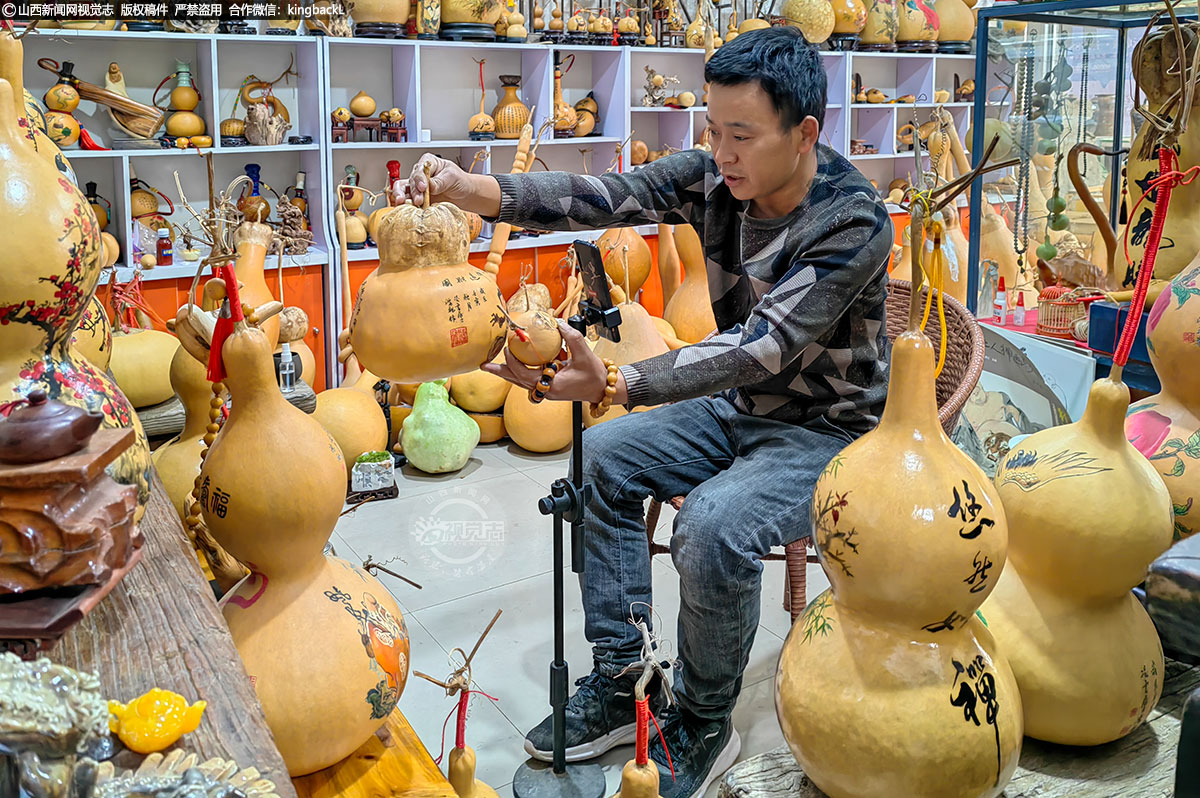      葫芦烙画是个精细活，要求眼、心、手的默契配合，稍有不慎就会功亏一篑。但因为有美术特长，李鸿飞对葫芦烙画可谓如鱼得水，他将一些绘画表现手法运用到葫芦烙画中，这使得他的作品不仅有着丰富的层次与色调，还具有较强的立体感和悠远的意境。