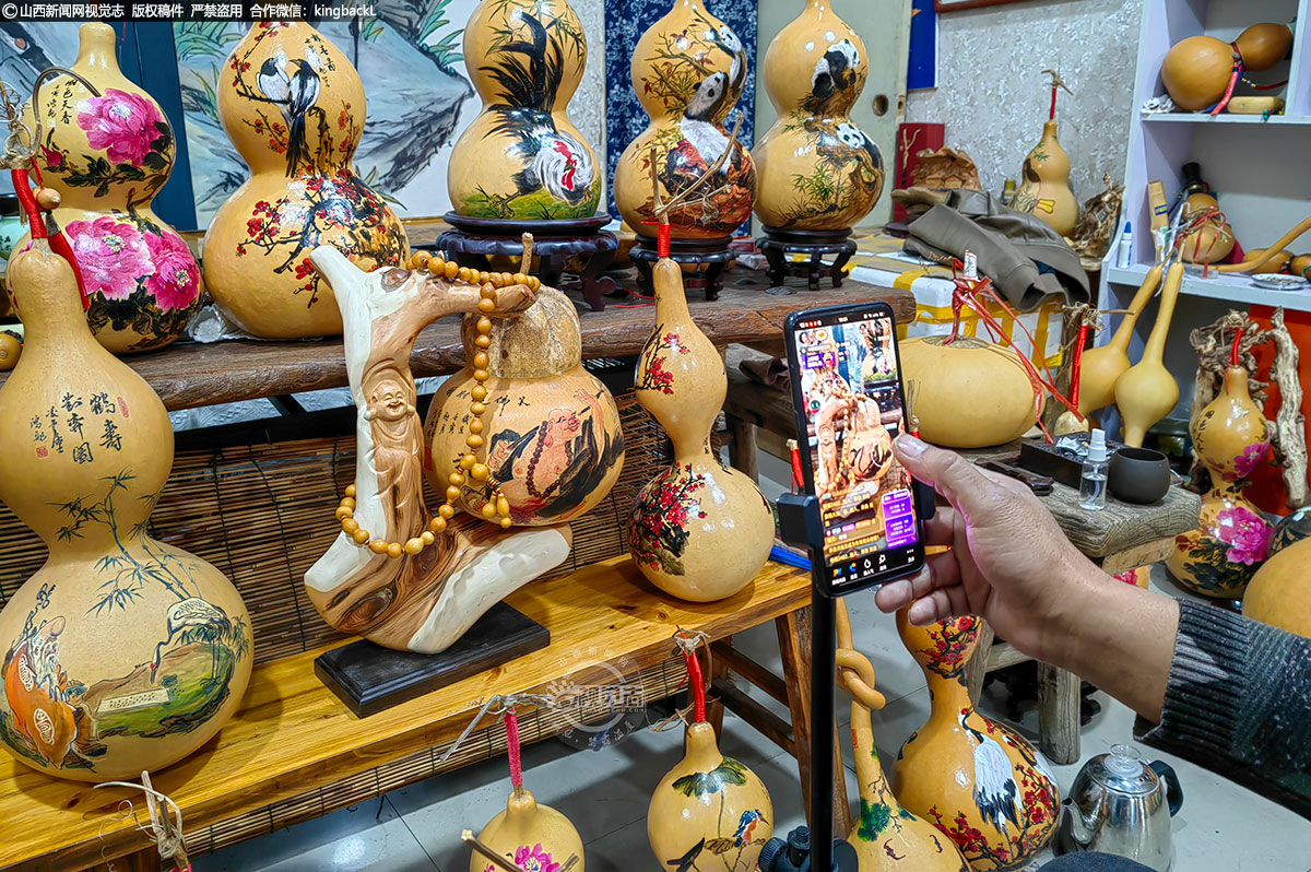      在传统销售的同时，他通过在短视频平台直播，将葫芦作品销售至吉林、山东、河北等地，深受百姓喜爱。