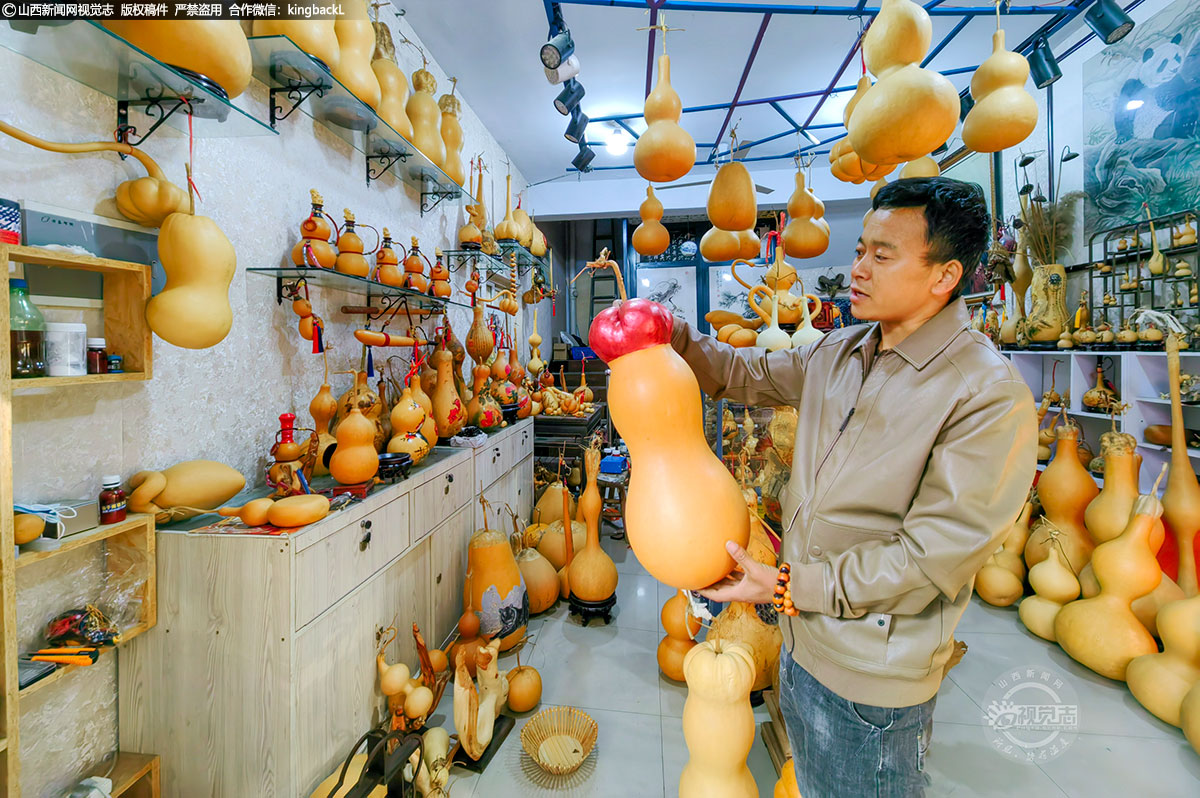      侯马市41岁的李鸿飞酷爱中国传统文化，5年来，他发挥美术专业特长，潜心研究葫芦画创作，通过墨刻、烙画、彩绘等方式创作出形式多样、内涵丰富、具有浓郁传统文化气息的葫芦作品。（■山西新闻网特约摄影师：张跟慧）