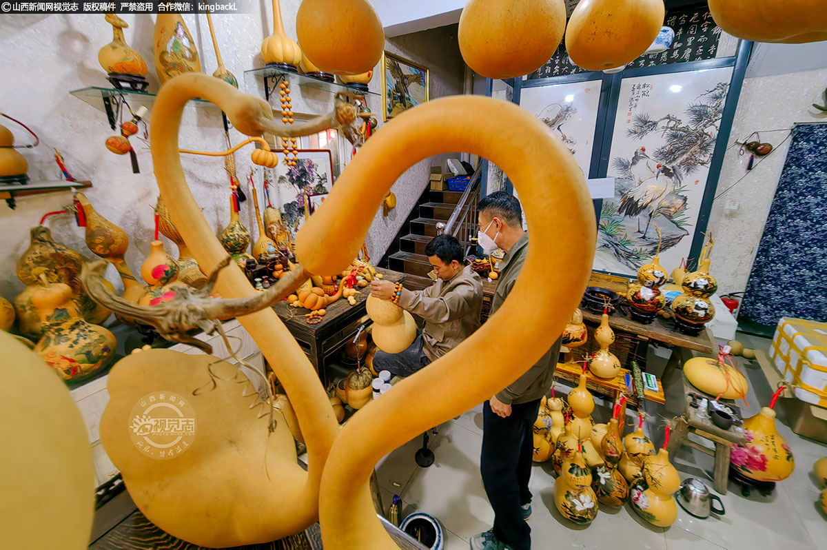      现在，人们常把烙画和葫芦相结合，葫芦烙画成为了一种集拙朴自然、高雅精美为一体的传统民间艺术品。