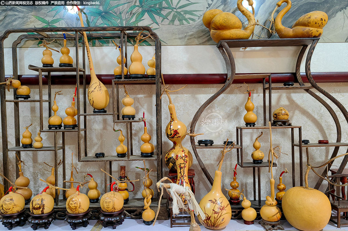      李鸿飞的工作间放满了葫芦烙画，它们形态各异、惟妙惟肖，葫芦上烙画了各式各样的花鸟、山水、走兽，栩栩如生、活灵活现。