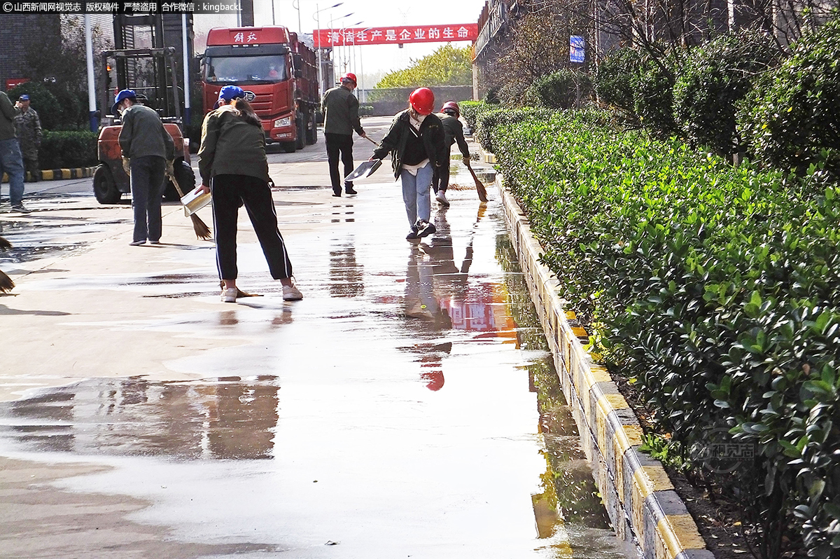      入冬以来，新绛县迎来首场大范围降，雨后，山西银盛精细化学品科技有限公司众多工人在清洁厂区降雨积水，确保清洁生产。