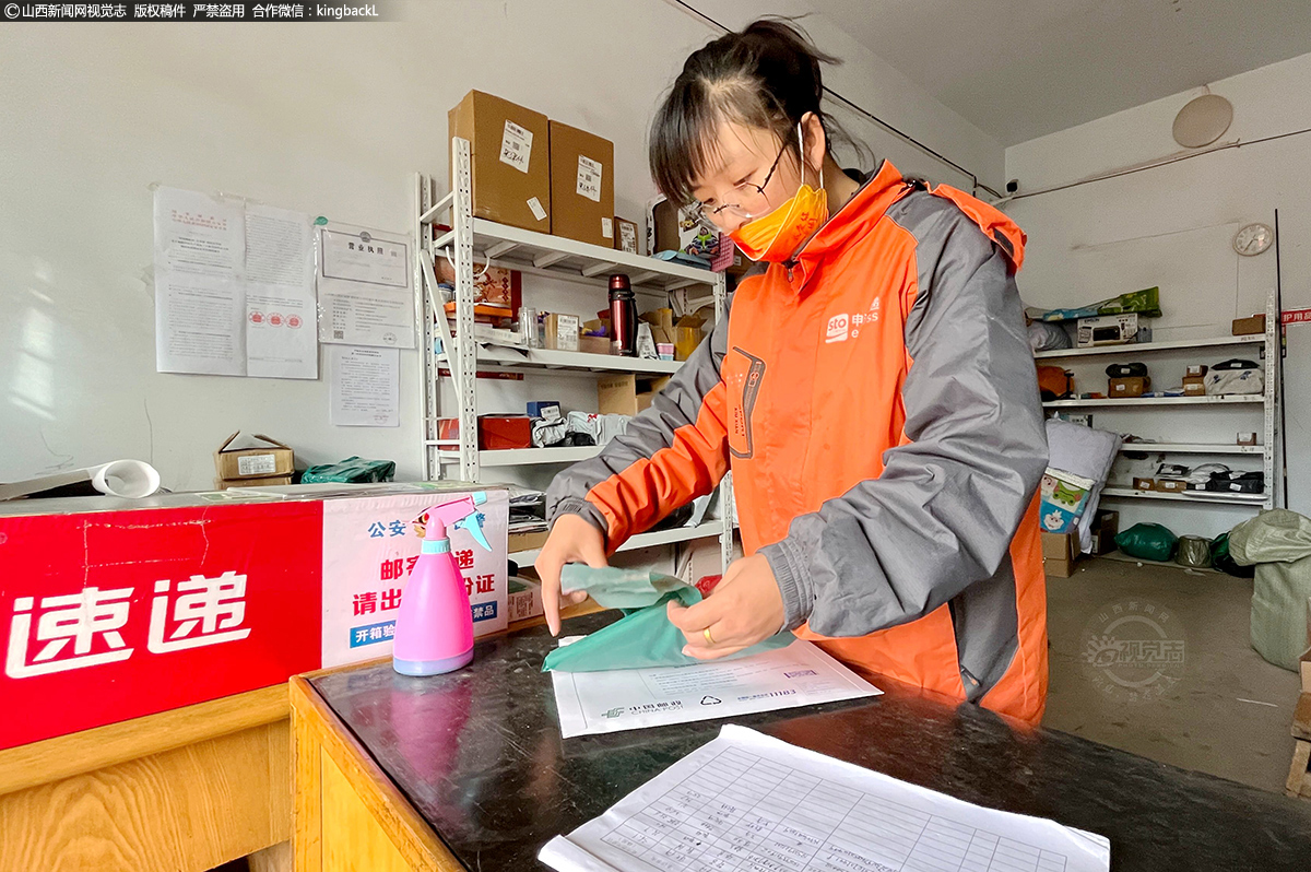      五年多的时间，从她这间面积不足20平方的快递服务站已经发出总计十万余件，500余吨的苹果、鲜桃和其他农产品，也收获了乡亲们的极力称赞。