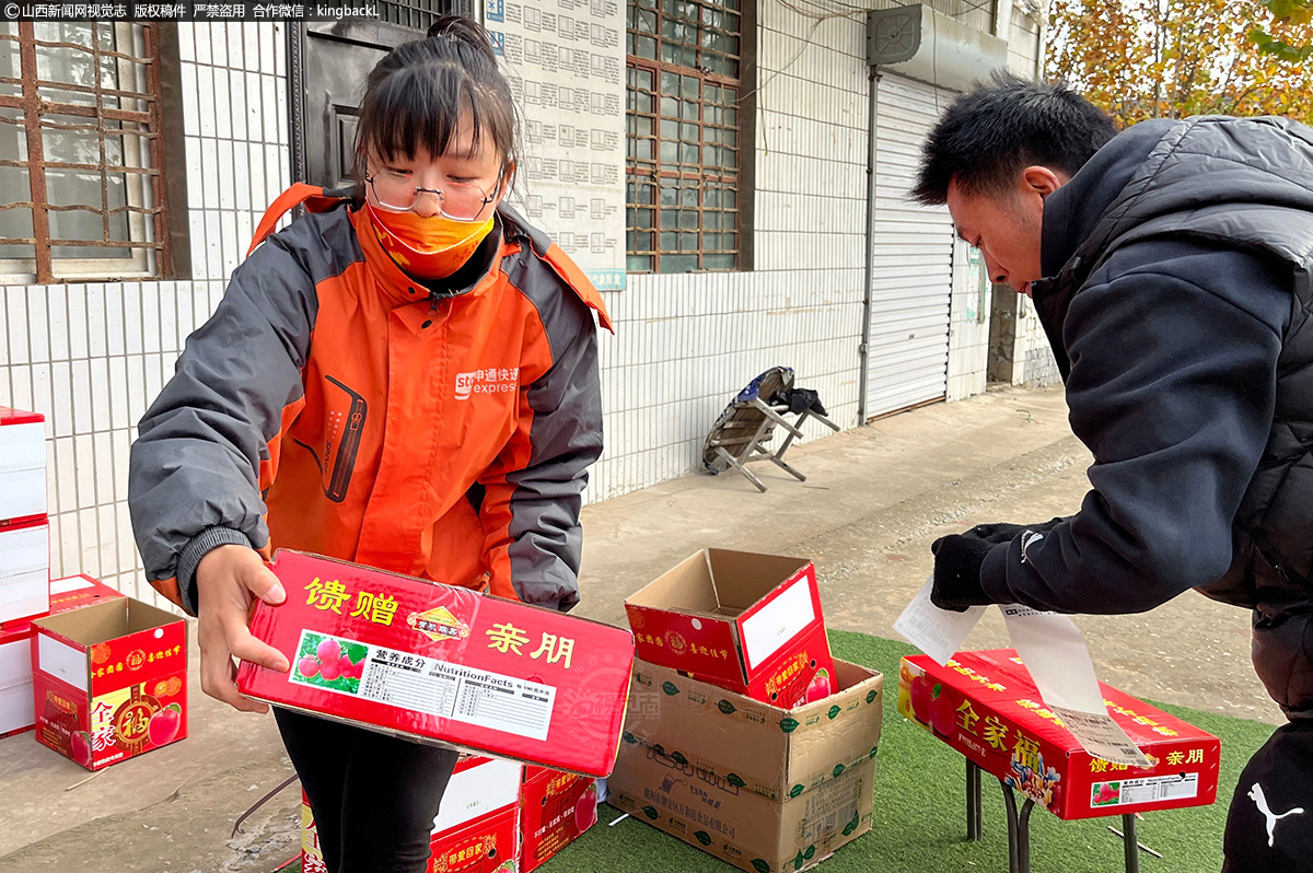      近年来，随着互联网电商的兴趣，“电商+农特产品+快递”的模式已深入人心，既减少中间商交易环节，又最大限度降低产品成本，还拓宽了种植产业群众增收的“新渠道”。