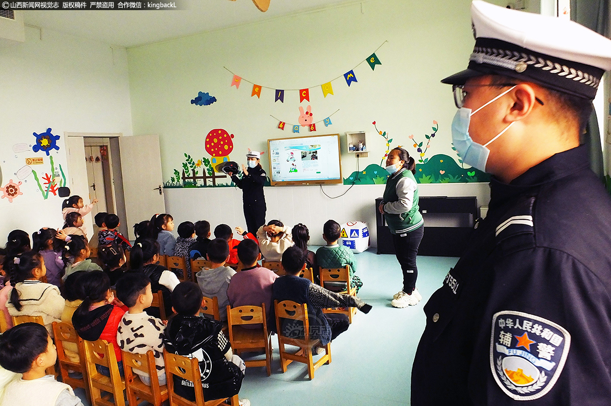      在教室里交警声情并茂为孩子们宣讲解读“122”全国交通安全日主题。今年的主题为“文明守法平安回家”。