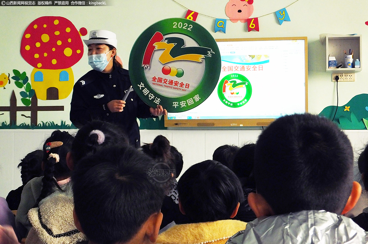      交警为农村留守儿童宣讲交通安全知识，让孩子们在听交安、学交法、懂交规、争当小交警体验指挥交通中，增强从小遵守交通法规，提高交通安全自我保护意识和能力，争当交通安全小卫士，平安健康迎接世界儿童日到来。