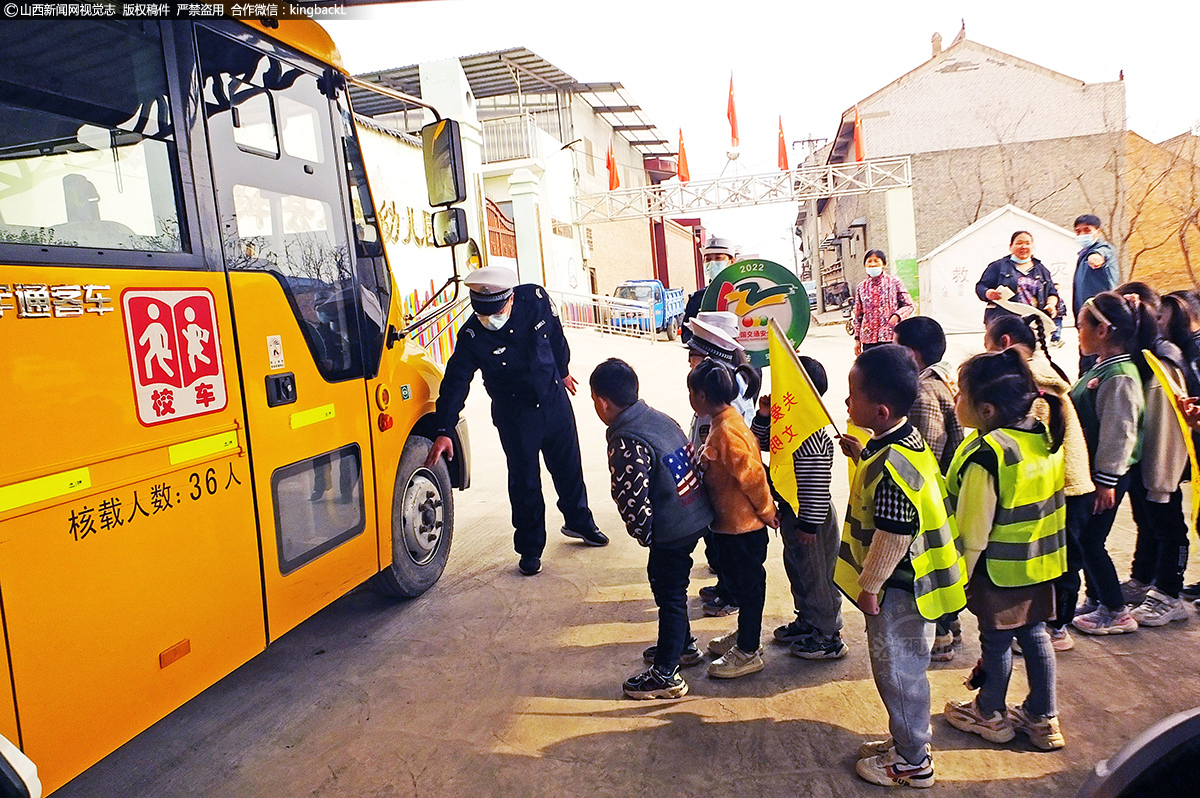      在新绛县启智幼儿园，交警为孩子们现场讲解校车盲区位置和车辆盲区而导致的事故案例，孩子们专心致志地听着。