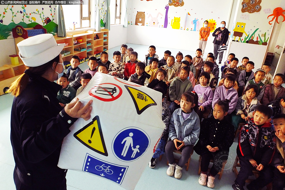      交警阿姨根据幼儿年龄特点，采用生动有趣、通俗易懂的语言向小朋友们介绍常用的交通标志，孩子们听得认真，学的也更认真。
