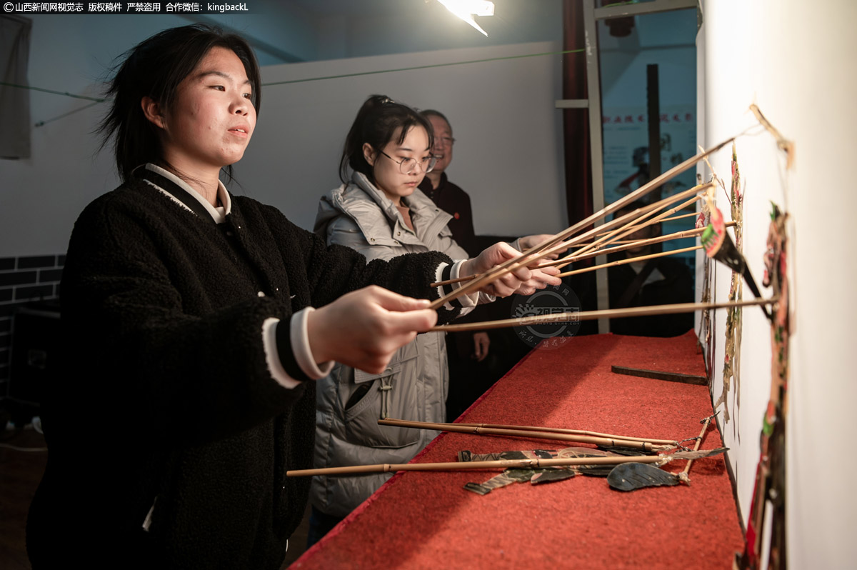      随着时代的发展，皮影戏逐渐淡出大众的视线，但它以其浓厚的地方特色，仍然受到人们的广泛喜爱。