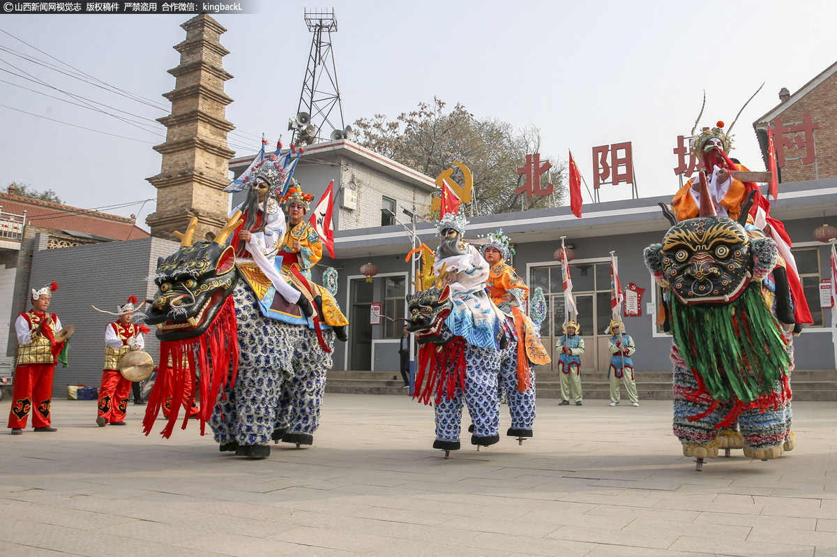      11月19日，山西省运城市稷山县非遗之乡阳城村举行非遗文化遗产展演活动。当日，国家级非物质文化遗产高跷走兽，省级非遗拳板舞现场表演，让游客和当地群众近距离感受非遗文化的新时代魅力，助力乡村振兴，促进农旅和文旅融合发展。（■山西新闻网特约摄影师：史云平）