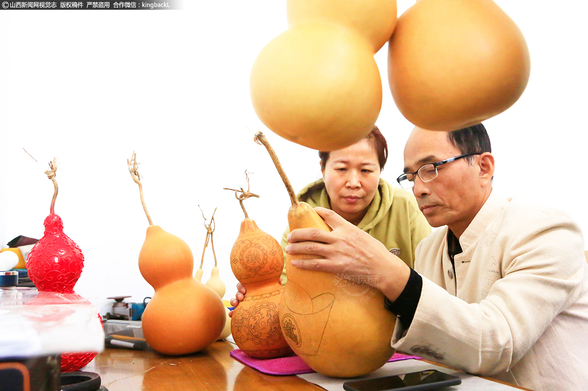      赵五娃绍介说：想要刻画好一只葫芦非常不容易，收回来的葫芦不能直接烫画，要先选出形状较好，表面光泽、没有斑纹斑点的葫芦，刮掉青皮晒干，然后再根据葫芦的形状设计好内容才能开始烫画。