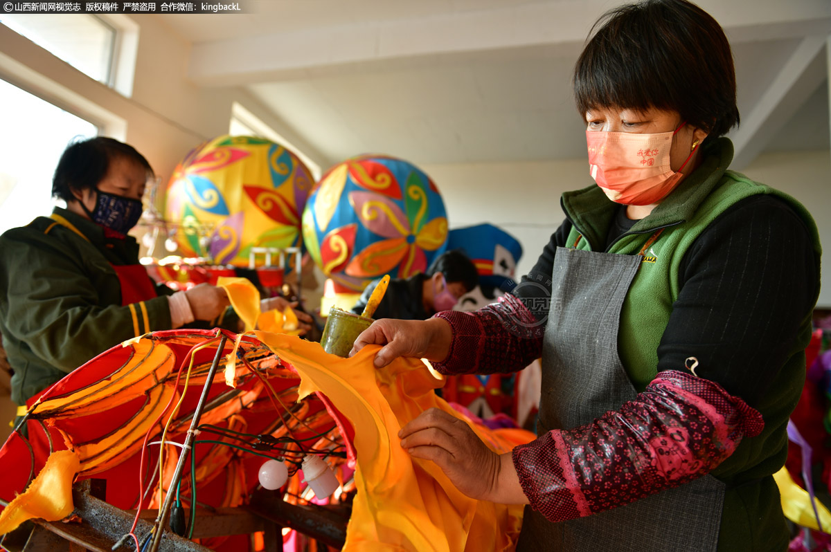      上金山村民樊荣花高兴地说，村里做红灯笼挺好，人人都能干，不出村就能打工增加收入，村民们都有增加了收入。