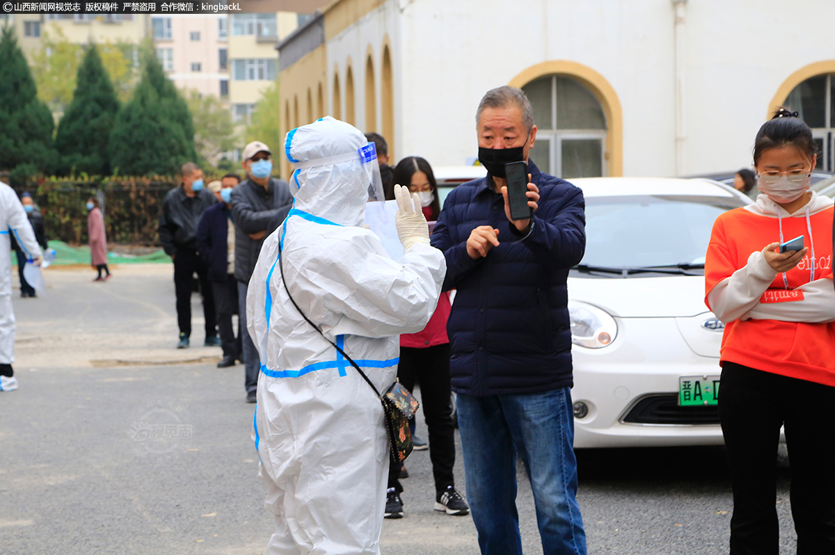      他们坚守在防疫一线，舍小家为大家，用实际行动守护着太原人民，他们用“医护白”“志愿红”“守护蓝”为人民群众的生命健康筑起了一道坚固的安全屏障。