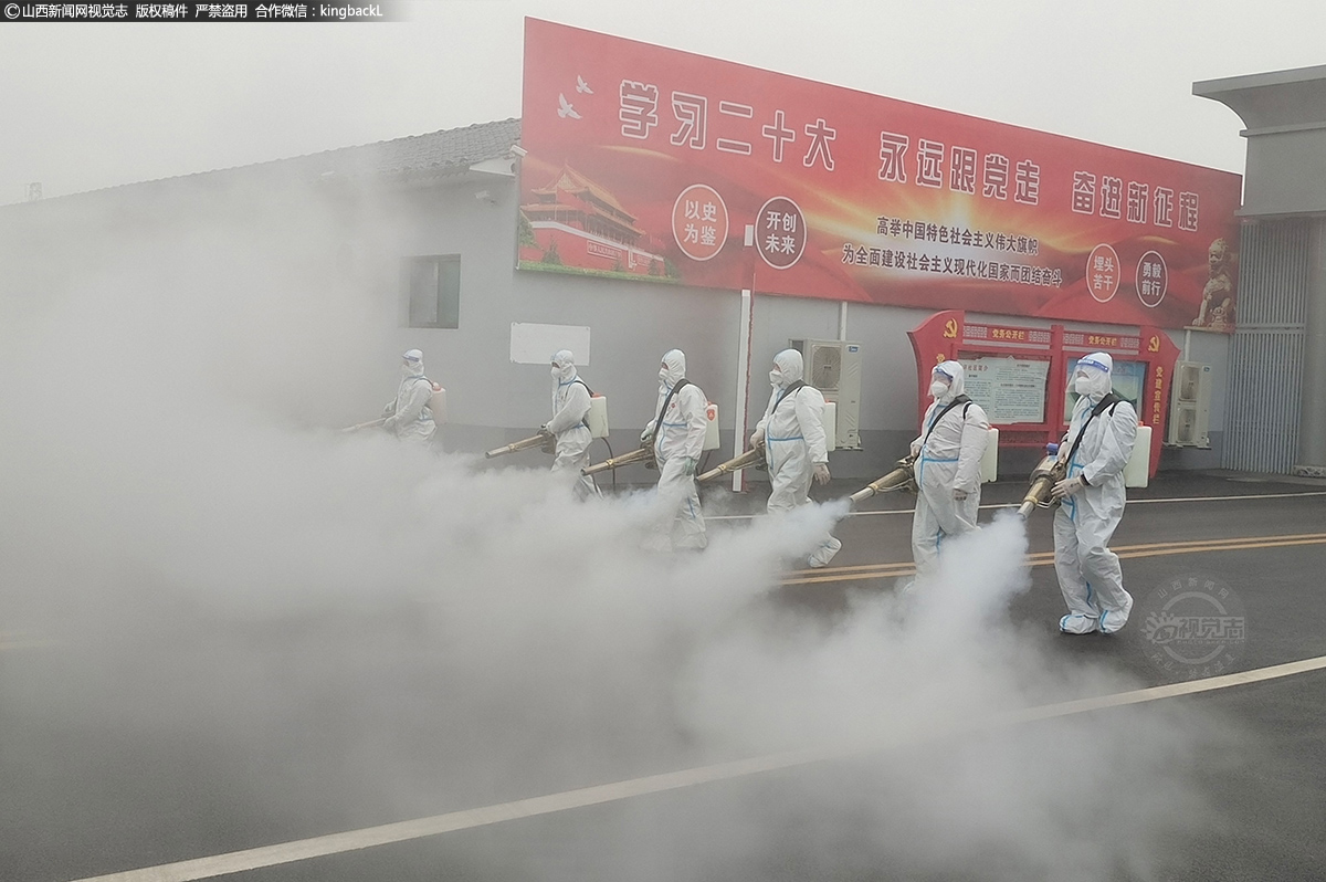      防疫消杀，他们不畏艰险在高风险区冲锋疫线。他们每天穿着防护服、背着几十斤重的“消杀利器”，挥动着他们手中的“长枪短炮”，在充满刺鼻消毒水味道的环境中来回穿梭。